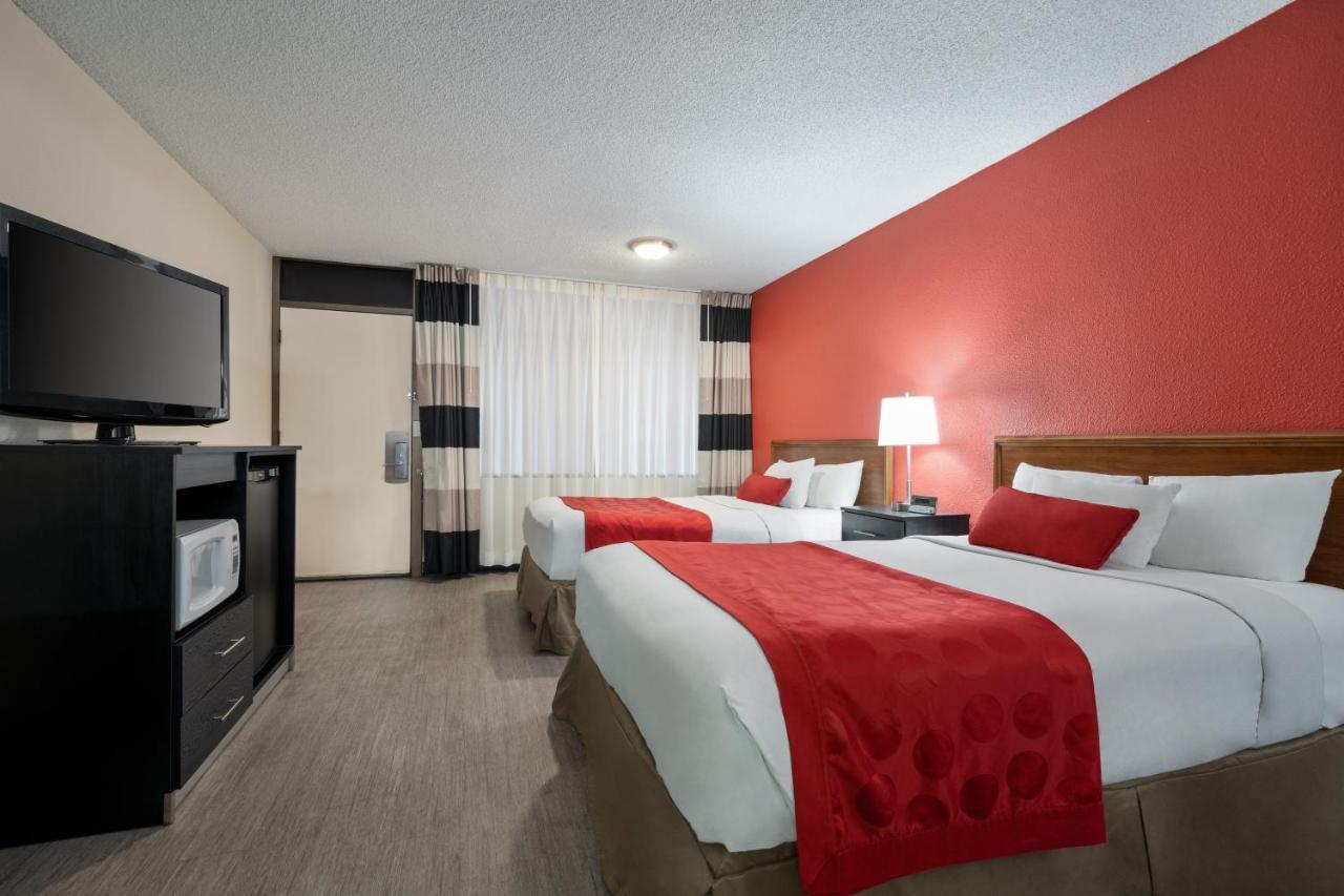 Готель Ramada By Wyndham Mesa Downtown Екстер'єр фото